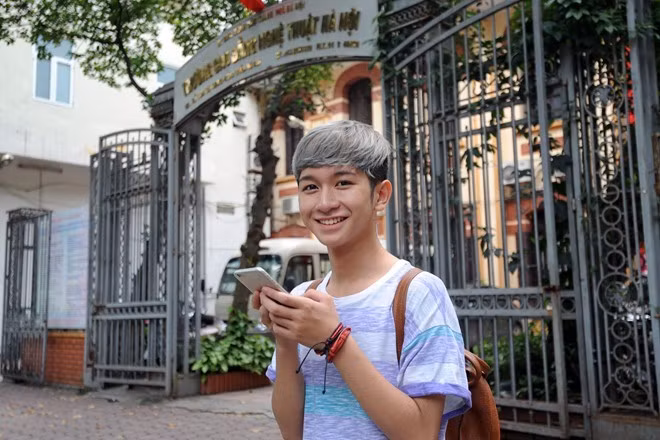 Đỗ Hoàng Dương là chàng trai láu cá, tinh quái nhất nhì trường. Anh thường xuyên chủ mưu những trò quậy phá trong lớp. Thậm chí, chàng trai này còn rủ các bạn trốn học khi giáo viên đến trễ. Rất may, đây là những buổi học cuối cùng nên cô tha và không truy cứu. Ảnh: Mạnh Thắng.