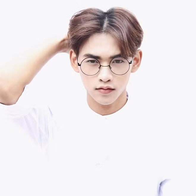 Thời học sinh, Dương Minh Tuấn là thủ lĩnh nhóm nam chuyên chọc phá các bạn nữ trong lớp. Những trò đùa như giấu sách vở, buộc áo dài, trét phấn... Tuấn đều thử qua. Tuy nhiên, kỷ niệm vui và "đau tim" nhất là trò ăn vụng trong lớp. "Chỉ có một bịch bánh tráng trộn mà chúng mình truyền từ bàn này sang bàn kia, vừa ăn vừa khúc khích cười. Ăn vụng nhiều lần nhưng chưa bao giờ mình bị bắt cả", anh chia sẻ. Ảnh: FBNV.