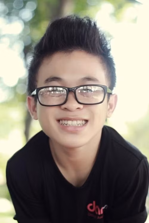 Khác với Đỗ Hoàng Dương, Trần Xuân Tiến (nhóm DAMtv) là học sinh ngoan, ít quậy phá của lớp. Anh thường được thầy cô, bạn bè ưu ái bởi thân hình đặc biệt của mình. Kể về thời cắp sách đến trường, Tiến nhớ nhất là kỷ niệm năm lớp 12 - anh cùng mấy bạn nam chui rào lẻn ra ngoài chơi, không may bị bảo vệ bắt được. Vì biết ăn năn hối lỗi nên mọi người chỉ bị trách phạt và tha cho về lớp. Ảnh: FBNV.