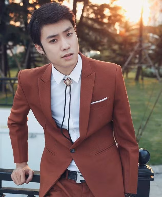 Vương Anh cho biết, ngày đi học, anh khá ngoan hiền, chưa bao giờ gây gổ đánh nhau hay trốn học. Chàng trai có duy nhất một tật xấu là ham chơi game. Có lần, thầy cô cho về sớm, Vương Anh cùng một số bạn trong lớp ra quán net. "Mình đang chơi say sưa, có điện thoại của bố nhắn tin hỏi. Cuống quá, mình đành nói dối nhưng không ngờ bố lại đứng ngay đằng sau. Kết quả, mình bị một trận nhừ tử, đến giờ vẫn còn nhớ mãi", chàng hot teen Việt 9X nói. Ảnh: FBNV.