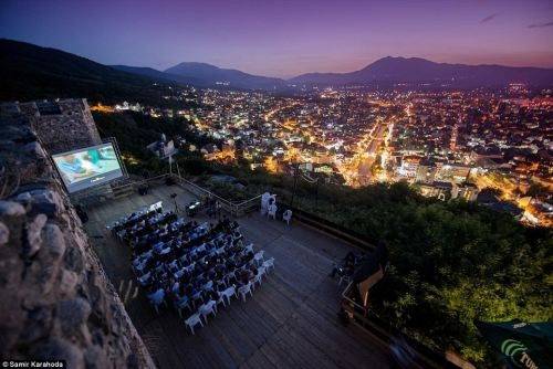 Khán giả ở thành phố Balkan của Prizren xem phim và ngắm nhìn thành phố nhiều sắc màu bên dưới. Ảnh: Daily Mail.