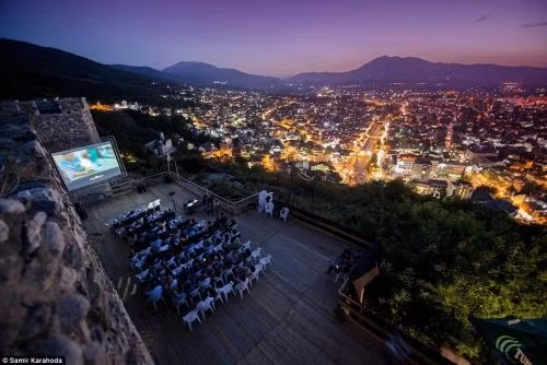 Khán giả ở thành phố Balkan của Prizren xem phim và ngắm nhìn thành phố nhiều sắc màu bên dưới. Ảnh: Daily Mail.