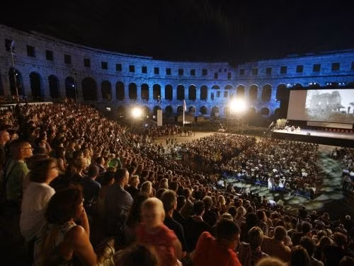 Bạn sẽ cảm thấy thế nào nếu xem bộ phim lịch sử ngay tại đấu trường La Mã? Ảnh: Daily Mail.