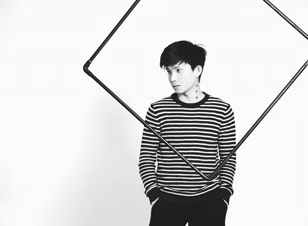 Trong BXH Top 10 người đẹp trai nhất Việt Nam, Tuấn Phong xuất hiện và bỏ xa các ngôi sao trẻ đang được yêu thích như Sơn Tùng M-TP, Bê Trần, Bình An...