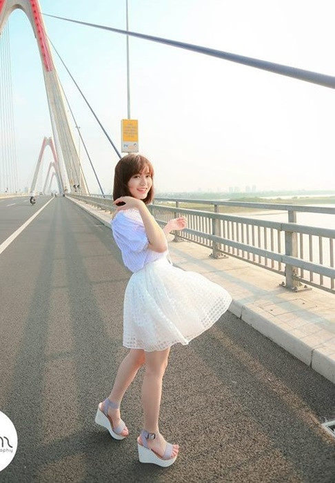 Sau màn ra mắt ấn tượng ấy, cô tiếp tục khiến cư dân mạng nổi sóng bởi những bộ ảnh nhí nhảnh, hồn nhiên.