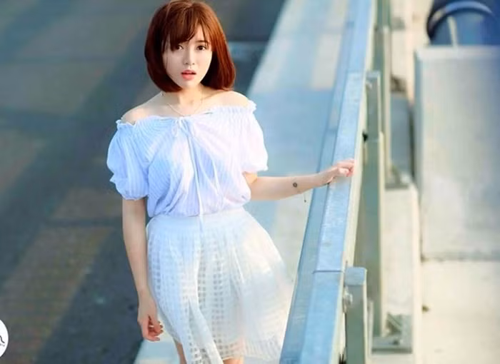 Hiện Tú Linh đã trở về Việt Nam sau khi hoàn thành chương trình du học ở Pháp.