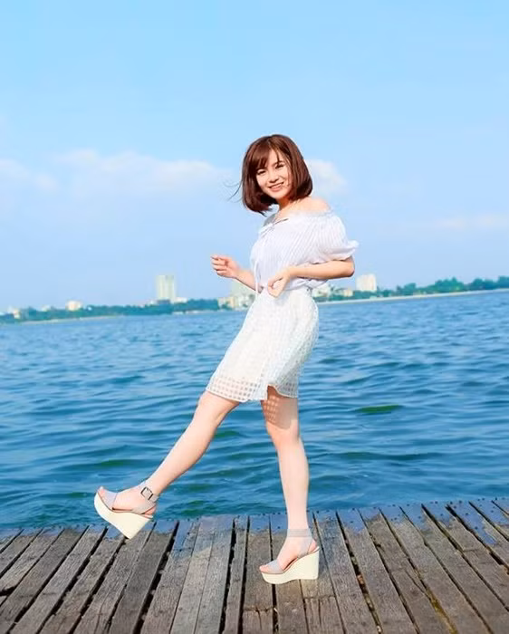 Tú Linh cho biết, đây là bộ ảnh đầu tiên cô thực hiện tại Việt Nam. Với gam màu chủ đạo là trắng, cô toát lên vẻ thanh tú, nhẹ nhàng.