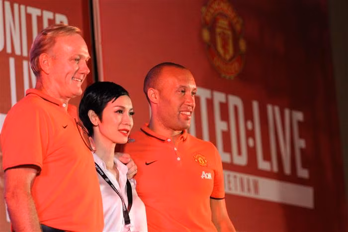 Hậu vệ Mikael Silvestre: Man Utd sẽ đến Việt Nam du đấu - Hình 2