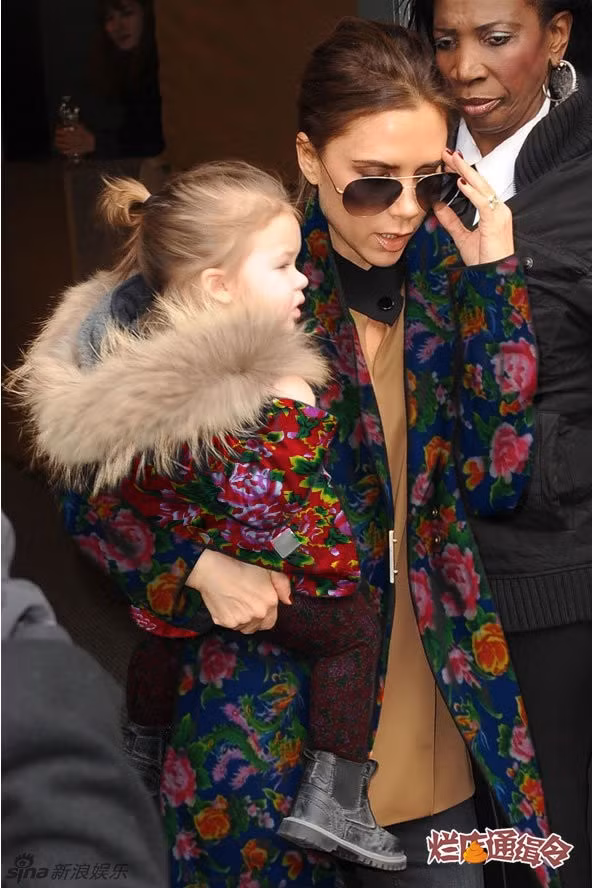 Ngay cả nhà thiết kế Victoria Beckham cũng "theo trào lưu".