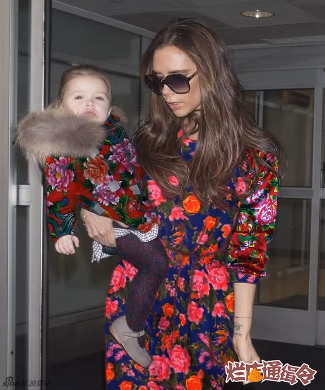 Hai mẹ con Victoria và Harper nổi bật với xu hướng thời trang của châu Á.