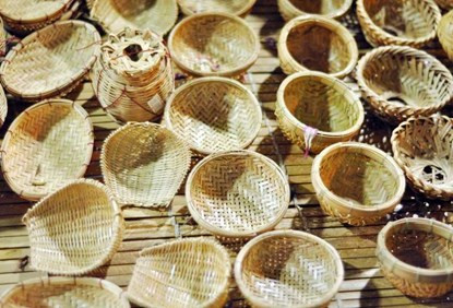 Ghi nhận tại gian hàng này bày bán các vật dụng mi ni chủ yếu như: nôm úp cá, đụt, đó để bắt cá, tấm đăng, thúng, rổ xảo, vỉ hấp cá … được làm bằng tre được đan rất tinh xảo.