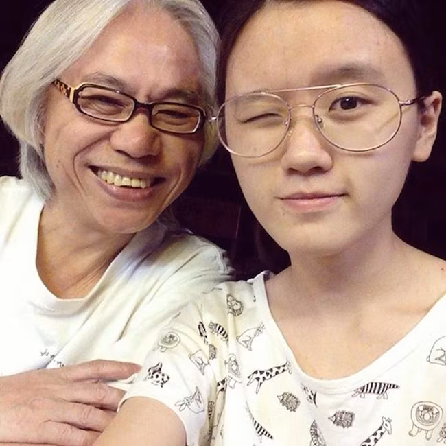 Dù bị cha và gia đình cấm yêu song Lâm Tĩnh Ân vẫn kiên quyết gắn bó với bạn trai đáng tuổi bố mình.