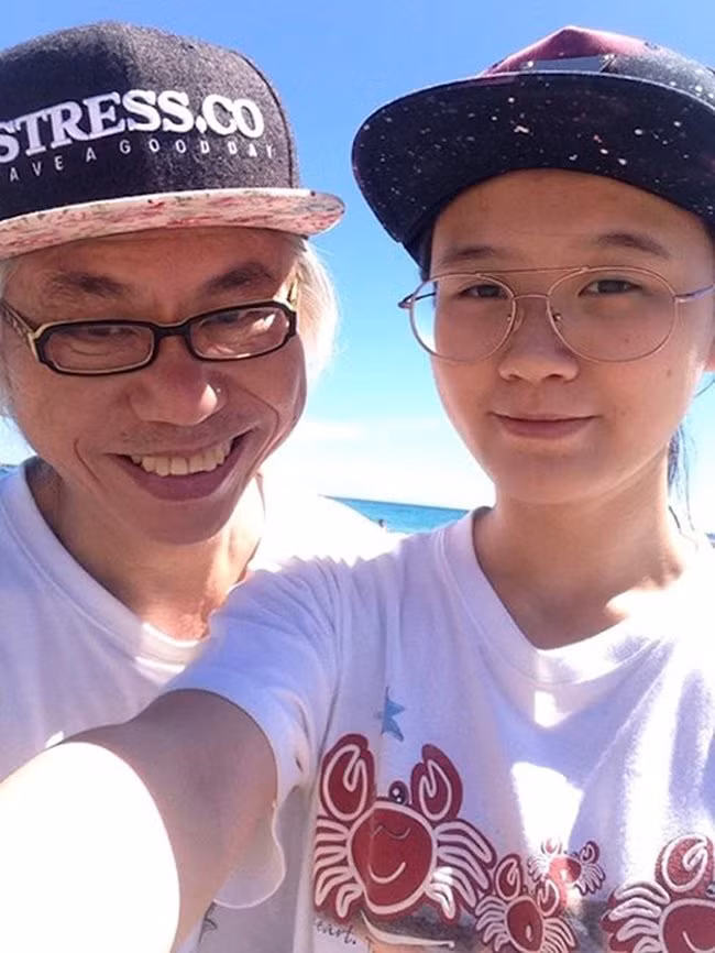 Lâm Tĩnh Ân năm nay 19 tuổi, là con gái của bạn Lý Khôn Thành. Trong nhiều lần gặp gỡ, cặp đôi ông – cháu nảy sinh tình cảm.