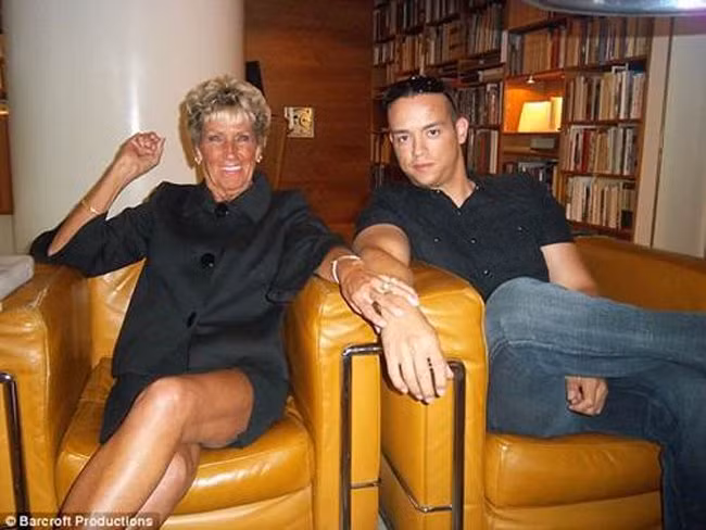 Kyle Jones, 31 tuổi đến từ Mỹ từng gây sốc khi yêu “bà cụ” Shirley Andrews, 80 tuổi. Bà Andrews nổi tiếng khi tuyên bố đã quan hệ với hơn 1000 người.