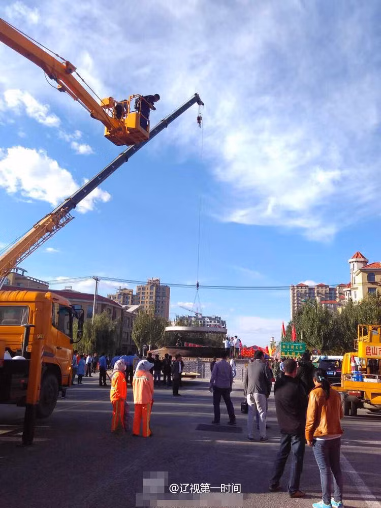 Theo đó, gia đình này sử dụng một chiếc nồi cỡ lớn rộng 6,6m với chiều cao 2,3m và lòng nồi sâu 1,5m có trọng lượng 7 tấn và phải nhờ đến một chiếc xe cần cẩu nhấc trên không.