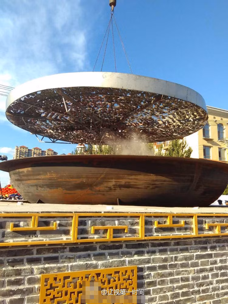 Mùi hương cua béo ngậy, thơm nức đã thu hút hàng trăm người dân địa phương kéo đến xem và thưởng thức, khởi đầu cho mùa ăn cua tốt nhất trong năm đã đến.