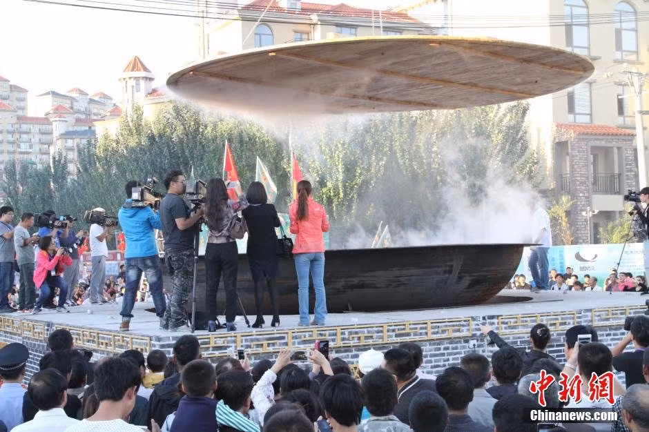 Nồi cua hấp lớn kỷ lục bắt đầu chín và chuẩn bị được hạ khỏi bếp cho công chúng thưởng thức.