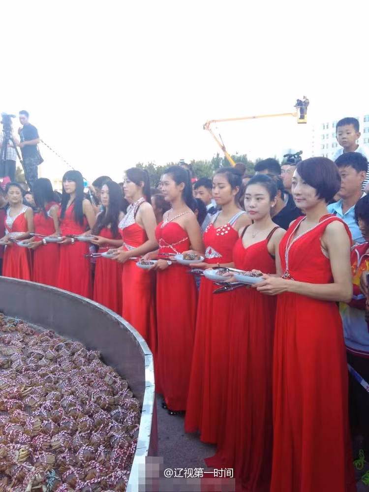 Dàn nhân viên phục vụ xinh đẹp sẵn sàng chuẩn bị món cua thực khách.