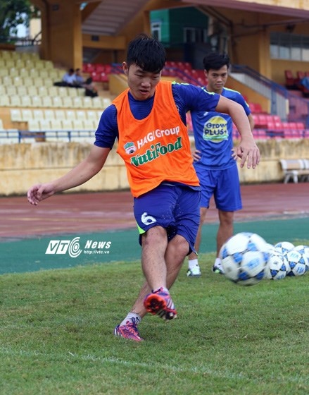 Xuân Trường đã khỏi đau nhưng theo lời thầy Giôm, anh sẽ phải tập hồi phục để trở lại thi đấu dần dần. Xuân Trường đã nghỉ thi đấu suốt 4 tháng. Ảnh: Phạm Thành.