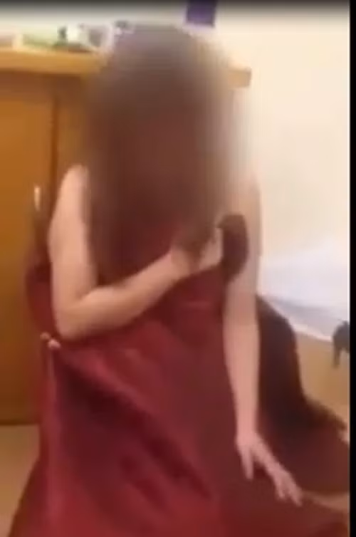 Clip vo tre quy khoc vi bi bat qua tang ngoai tinh