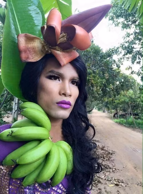 Sở dĩ có lượng theo dõi khủng như vậy là vì chàng trai này có cho riêng mình “bộ sưu tập” thời trang cực dị khiến bất cứ ai xem cũng phải cười nghiêng ngả và thốt lên rằng “quá sáng tạo” và đặt cho chàng trai biệt danh “ Người đẹp đến từ hoa quả sơn”.