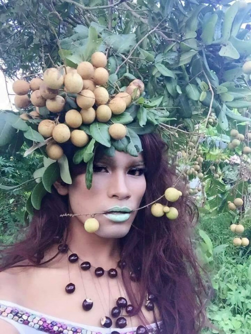 Cùng xem thêm bộ ảnh thời trang của "người đẹp hoa quả sơn phiên bản chuyển giới".