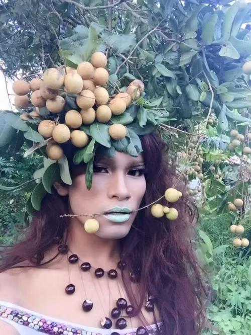 Cùng xem thêm bộ ảnh thời trang của "người đẹp hoa quả sơn phiên bản chuyển giới".