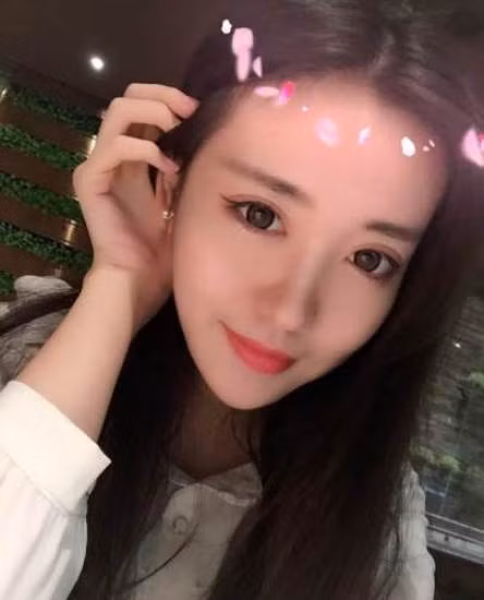 Khuôn mặt xinh đẹp với những đường nét thanh tú cùng với dáng vóc mảnh mai, làn da trắng hồng khiến cô bạn càng quyến rũ, ngọt ngào.