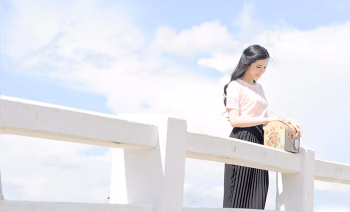 Song song với việc học Thúy Vi tham gia các hoạt động thiện nguyện do Hội sinh viên Thành phố Cần Thơ tổ chức. Bên cạnh đó, cô bạn còn làm thêm để trang trải cuộc sống.