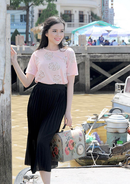 Thúy Vi cho biết lý do lựa chọn địa điểm chụp ảnh tại bến Ninh Kiều bởi vì nơi đây thể hiện rõ nét nhất cuộc sống và con người mảnh đất Cần Thơ.