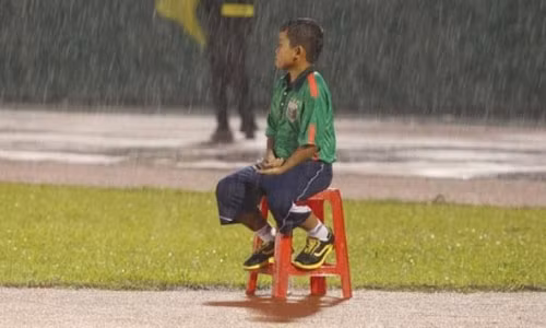 Cau be nhat bong ngoi dam mua trong tran cau V.League