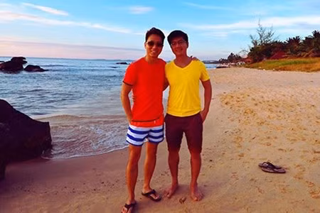 Hiện nay, Facebook "Anh và Cưng" là điểm đến của rất nhiều người đồng tính để chia sẻ những tâm sự, những nỗi niềm còn giấu kín khi chưa thể công khai xu hướng tính dục của mình và cả niềm mong ước được sống cuộc sống hạnh phúc như cặp đôi đồng tính. Qua những tâm sự, cả hai anh đều nhận thấy rằng khó khăn lớn nhất của cộng đồng LGBT trong việc come-out là áp lực từ gia đình. "Hãy chân thật với đời mình!" là điều mà anh Khanh và Nguyên muốn nhắn gửi đến cộng đồng LGBT Việt.