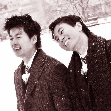 Gần 10 năm kể từ ngày tổ chức đám cưới đồng tính tại Canada, cặp đồng tính Việt Nguyễn Thái Nguyên (SN 1971) và Đinh Công Khanh (SN 1974) vẫn "như phút ban đầu". Anh Nguyễn Thái Nguyên (phải), hiện đang làm việc cho Quốc hội Canada về mảng chính sách môi trường và anh Đinh Công Khanh (trái), hiện là kiến trúc sư chuyên về cơ sở hạ tầng của Bộ Nông nghiệp Canada. Hai anh đã ký giấy đăng ký kết hôn năm 2006.