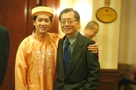 9 năm sau khi kết hôn, anh Nguyên và Khanh đều nhớ như in những cảm xúc hạnh phúc trong ngày cưới. Hai anh cho biết việc mặc áo dài khăn đóng trong lễ cưới truyền thống là quyết định của cả hai và rất được gia đình ủng hộ. Bố mẹ của anh Khanh đã trở về Việt Nam để đặt may hai bộ áo dài khăn đóng giống hệt nhau, sau đó mang ngược sang Canada cho kịp lễ cưới của con trai.