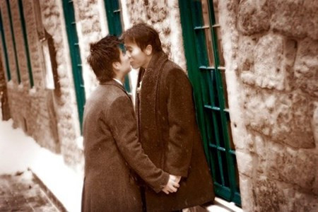 Hai anh thường gọi nhau bằng tên thân mật là Anh và Cưng. Cũng từ đó, cả hai lập ra "Quỹ Anh và Cưng". Giống như mỗi người trồng một hạt giống cho đời thêm xanh đẹp, "Quỹ Anh và Cưng" được thành lập năm 2011 với mục đích nhằm hỗ trợ về tài chính cho những tổ chức ở Việt Nam có những hoạt động tích cực nhằm ủng hộ vai trò của cộng đồng đồng tính trong xã hội Việt Nam.