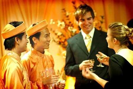 Sau 3 năm chung sống, đến đầu năm 2006, ngay sau khi chính phủ Canada vừa ban hành luật chấp nhận hôn nhân đồng tính (năm 2005), cả hai anh đã ra tòa thị chính ký giấy đăng ký kết hôn. Cả hai không có ý định tổ chức lễ cưới cho đến khi gia đình chủ động hỏi: “Tụi con tính bao giờ thì cưới?”. Thế là đám cưới ấm áp của Khanh và Nguyên đã được diễn ra.