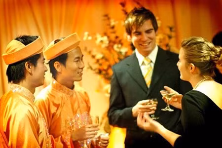 Sau 3 năm chung sống, đến đầu năm 2006, ngay sau khi chính phủ Canada vừa ban hành luật chấp nhận hôn nhân đồng tính (năm 2005), cả hai anh đã ra tòa thị chính ký giấy đăng ký kết hôn. Cả hai không có ý định tổ chức lễ cưới cho đến khi gia đình chủ động hỏi: “Tụi con tính bao giờ thì cưới?”. Thế là đám cưới ấm áp của Khanh và Nguyên đã được diễn ra.