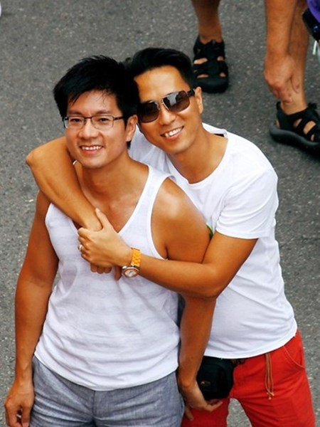 Trưởng thành như bao cậu bé bình thường khác, đến năm 20 tuổi, Khanh mới nhận ra mình là người đồng tính. Áp lực và lo lắng càng đè nặng hơn khi Khanh là con trai duy nhất trong gia đình, anh lo lắng sợ rằng gia đình sẽ sốc, sẽ buồn. Nhưng rồi, Khanh vẫn quyết định nói ra sự thật, để mọi người nhìn nhận anh như chính bản thân anh. Cuối cùng, Khanh đã không nhận lại từ gia đình sự xấu hổ hay kỳ thị mà là vòng tay cảm thông sâu sắc, là những động viên chân tình quý hơn cả bạc vàng.