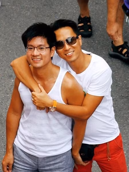 Trưởng thành như bao cậu bé bình thường khác, đến năm 20 tuổi, Khanh mới nhận ra mình là người đồng tính. Áp lực và lo lắng càng đè nặng hơn khi Khanh là con trai duy nhất trong gia đình, anh lo lắng sợ rằng gia đình sẽ sốc, sẽ buồn. Nhưng rồi, Khanh vẫn quyết định nói ra sự thật, để mọi người nhìn nhận anh như chính bản thân anh. Cuối cùng, Khanh đã không nhận lại từ gia đình sự xấu hổ hay kỳ thị mà là vòng tay cảm thông sâu sắc, là những động viên chân tình quý hơn cả bạc vàng.