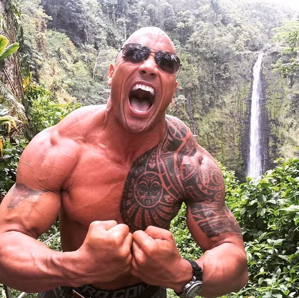 Diễn viên Dwayne Johnson phấn khích ở Hawaii: “Ở Hawaii chúng tôi có một từ là ‘mana’, nghĩa là ‘tinh thần’. ‘Tinh thần chiến binh’ chính là nền tảng của tôi, cứ nhìn hình xăm của tôi thì thấy”