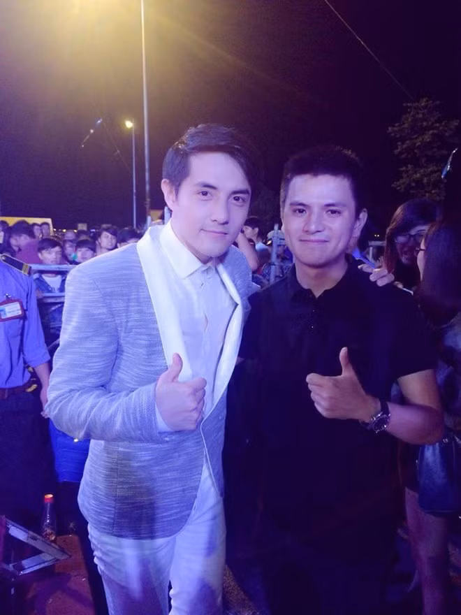 Mỗi lần Ông Cao Thắng đến Đà Nẵng biểu diễn, Trường Nam đều đến xem và chụp ảnh cùng thần tượng. Nhìn những hình ảnh cả hai chụp chung, không ít người nhầm tưởng họ là anh em sinh đôi. Ảnh: FBNV.