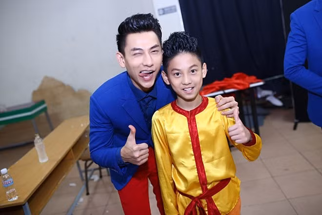 Không giống với những trường hợp gặp bản sao khác, nam ca sĩ là người chủ động chụp ảnh chung và khoe hình lên Facebook. Trưởng nhóm 365 còn hài hước chia sẻ: "Đây chính là anh em sinh đôi cách nhau 16 tuổi". Ảnh: Đông Tây.