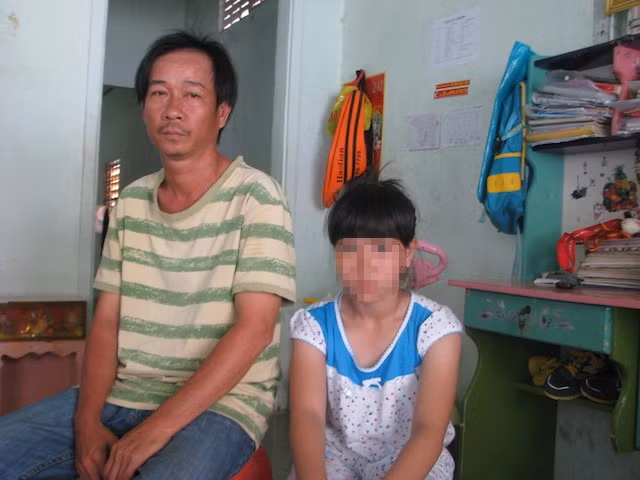 Nu sinh Tra Vinh bi danh duoc chuyen toi moi truong moi
