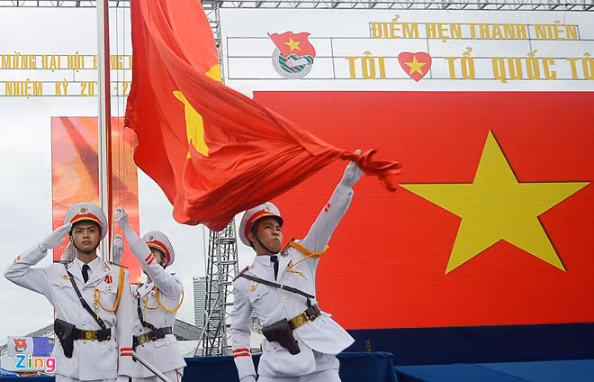 Nghi lễ thượng cờ, hát Quốc ca ngay tại sân khấu trên quảng trường.