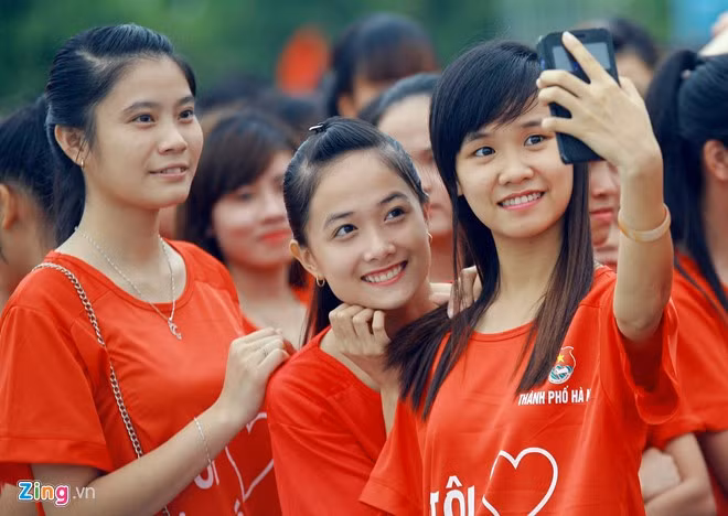 Các nữ thanh niên tình nguyện hôm nay mặc trên mình bộ trang phục khác biệt, thể hiện tình yêu Tổ quốc.