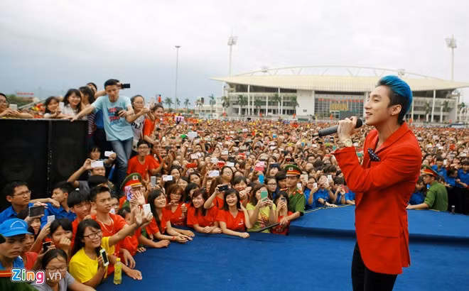 Nam ca sĩ đang nổi trình bày một số ca khúc quen thuộc của mình khiến các bạn trẻ thích thú.