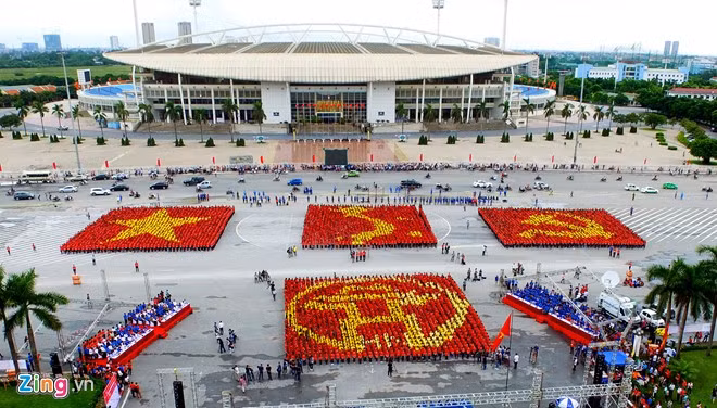 Chương trình tổng kết chiến dịch thanh niên tình nguyện hè 2015 vừa diễn ra trước cửa sân vận động Mỹ Đình với sự tham gia của 12.000 bạn trẻ trong đó chủ yếu là sinh viên các trường đại học trên địa bàn Hà Nội, sáng 30/8. Các bạn trẻ cùng tham gia hát Quốc ca, xếp hình cờ đỏ sao vàng, bản đồ, Khuê Văn Các.