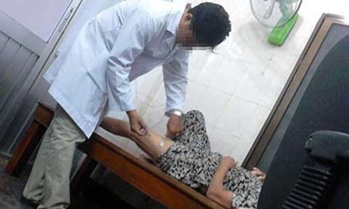 BS tiem corticoid vao khop lam chet nguoi bi phat 86 trieu