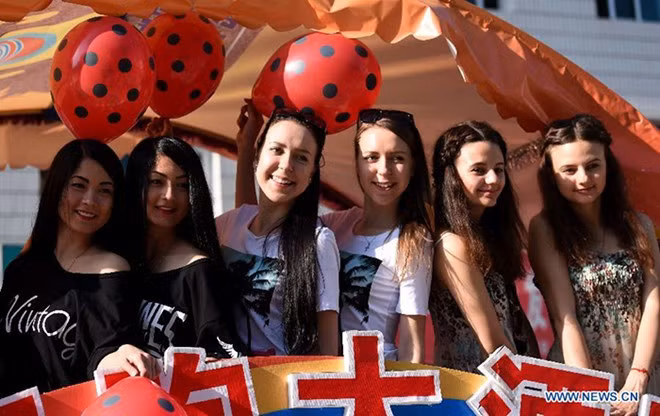 Có nhiều cặp song sinh xinh đẹp, tài năng tham dự lễ hội lần này.