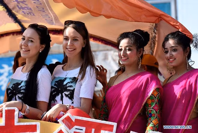 Hai cặp sinh đôi người Nga và người Ấn Độ nhận được nhiều sự quan tâm của khán giả tham dự lễ hội.